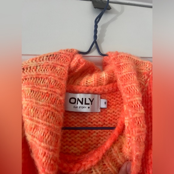 Bright orange sleeveless knit sweater. - Picture 2 of 2